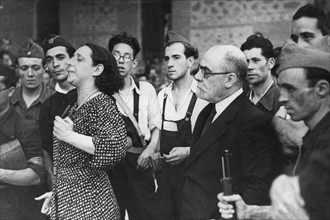 Margarita Nelken rencontrant des membres du Front Populaire français, 1936