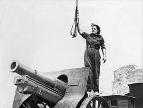 Milicienne espagnole montée sur un canonnier, 1936