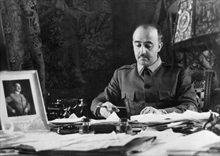 Le général Francisco Franco à son bureau, 1937