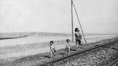 Paysanne espagnole et ses enfants fuyant les zones de combat, 1936