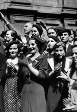 Femmes espagnoles acclamant les troupes nationalistes, 1936