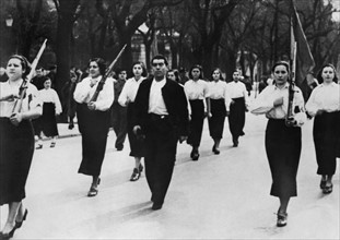 Miliciennes espagnoles défilant à Madrid, 1937