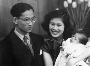 Le Roi Bhumibol Adulyadej, la Reine Sirkit et leur fille Ubol Ratana Rajakanya