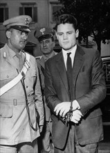 Chet Baker wird von einem italienischen Polizisten in Handschellen zu einem Gerichtstermin geführt