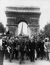 2.WK: Charles de Gaulle zieht in das befreite Paris ein