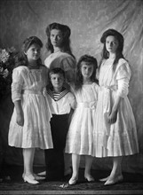 Tsarévitch Alexis Nikolaïevitch de Russie et ses soeurs.