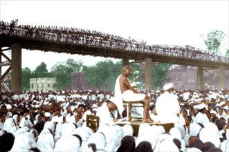 Mahatma Gandhi hält eine Rede in einem trockenen Flussbett, 11.  März 1930.