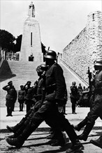 II.WK, Frkr. Besetzung, Parade vor Verdun Denkmal