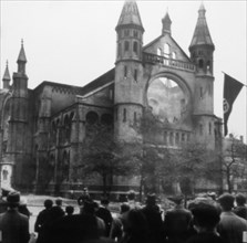La synagogue de Hanovre incendiée lors de la Nuit de Cristal, 1938