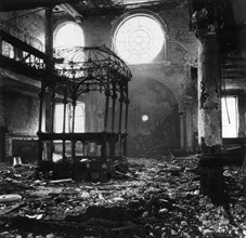 La synagogue de Nuremberg incendiée lors de la Nuit de Cristal, 1938