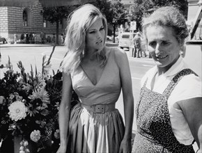 Ursula Andress et sa mère, 1965