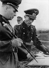 Rommel, Erwin - Officer, General Field Marshal, Germany *05.11.1891-14.10.1944+ Kommandeur Afrikakorps Feb.41-M??rz43 Kommandeur HG B Italien und Atlantik Juli43-Juli44 - Rommel (l) during a meeting a...