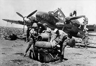 2.WW, Northafrica, war theater (Africa campaign) , german Luftwaffe Feb.41-May43:
Rommel's first offensive - combat zone Tobruk - a reconnaissance-camera is installed to a Me-110 fighter plane 
on a...