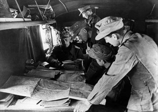 2.WW, North Africa, war theater (Africa campaign) german Africa corps Feb.41-May43: 
Command vehicle ('Moritz' ?) of general Rommel, interior view - military planníng .
February 1942