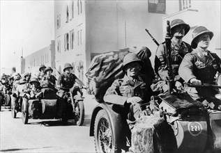 2.WW, North Africa, war theater (Africa campaign) , german africa corps Feb.41-May43:
First offensive of Rommel: motorcyclists (Kradschuetzen) on theitr way to the battle zone 
Mid March 1941