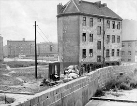 Germany / GDR, Berlin. The building of the wall. Evicted house at Bernauer Strasse. 1961