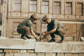Germany / GDR. Construction of the wall. East-German Border guards on the wall at Friedrichstrasse. Berlin August 1961