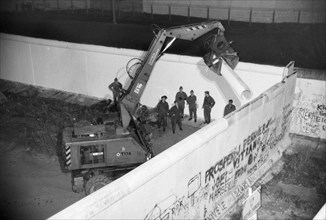 Germany / GDR, Berlin: The fall of the wall. Demolition of the wall at Bernauer Strasse in Wedding.