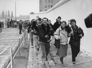 Germany / GDR, Berlin: the fall of the wall. People passing the new border crossing at Bernauer Strasse / Eberswalder Strasse.