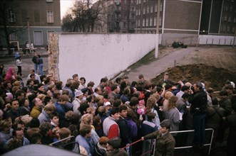 Germany / GDR, Berlin. The fall of the wall. Opening of the border crossing at Bernauer Strasse / Eberswalder Strasse.