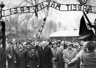 Kohl in Polen 1989 - Galinski u. Kohl gehen durch das Tor ins ehem. KZ Auschwitz Birkenau