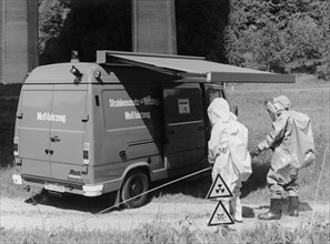 Pompiers mesurant la radioactivité, 1986