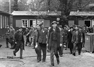 Les travailleurs des territoires occupées de l'Est après leur journée de travail, 1942