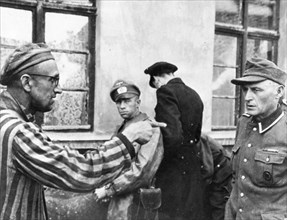 Prisonnier libéré par les Américains face à un de ses bourreaux, 1945