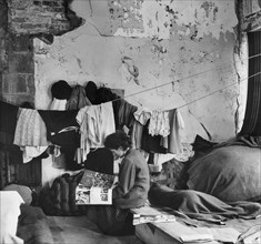 Réfugiés dans un centre d'accueil d'urgence, 1945