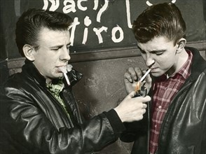 Jeunes fumeurs dans les années 50