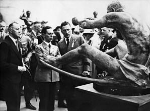 Goebbels à une exposition d'art aux Jeux Olympiques de Berlin 1936