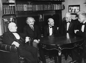 Albert Einstein et d'autres scientifiques