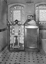 Homme prenant un bain de lumière électrique, 1902