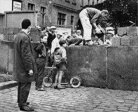 Construction du mur de Berlin, 1961