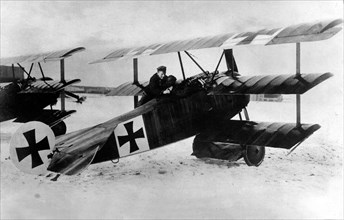 Avion triplan "Fokker" avant le décollage, 1917