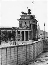 Porte de Brandenbourg, à Berlin, 1967