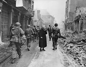 Soldats américains dans une ville allemande détruite, 1945