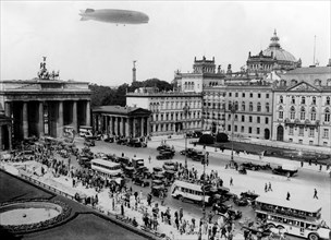 Dirigeable Zeppelin, au-dessus de la Porte de Brandenbourg, Berlin, 1929