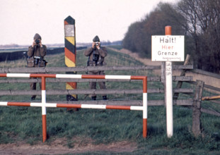 Soldats de la frontière de la RDA avec des jumelles sur la digue de l'Elbe près de Lauenburg