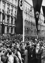 Foule attendant le retour d'Adolf Hitler à Berlin après la signature des accords de Munich, 1938