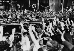 Adolf Hitler acclamé à Berlin après la signature des accords de Munich