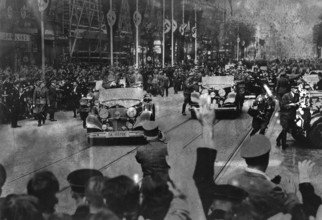 Adolf Hitler acclamé à Berlin après la signature des accords de Munich