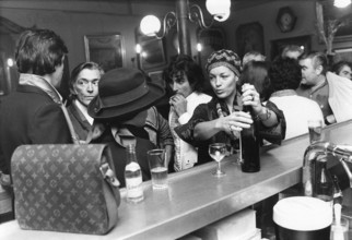 Schneider, Romy - Schauspielerin, am Tresen einer Bar in St. Tropez