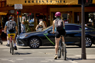 Vélos et voitures à Paris