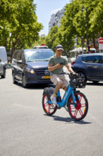 Vélos et voitures à Paris