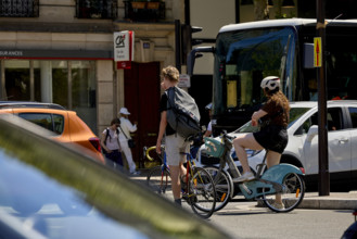 Vélos et voitures à Paris