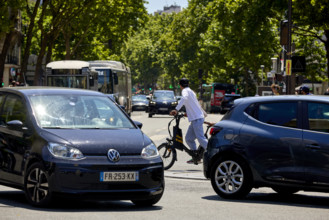 Vélos et voitures à Paris