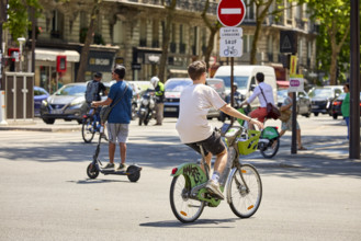Vélos et voitures à Paris