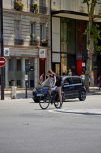 Vélos et voitures à Paris
