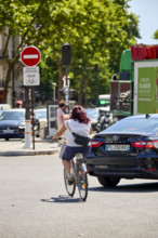 Vélos et voitures à Paris